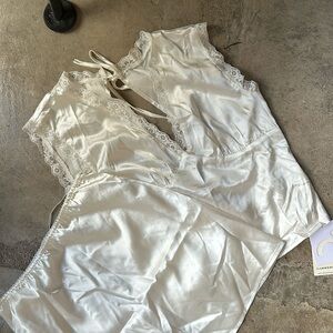 Commense Silky ivory lace detail set